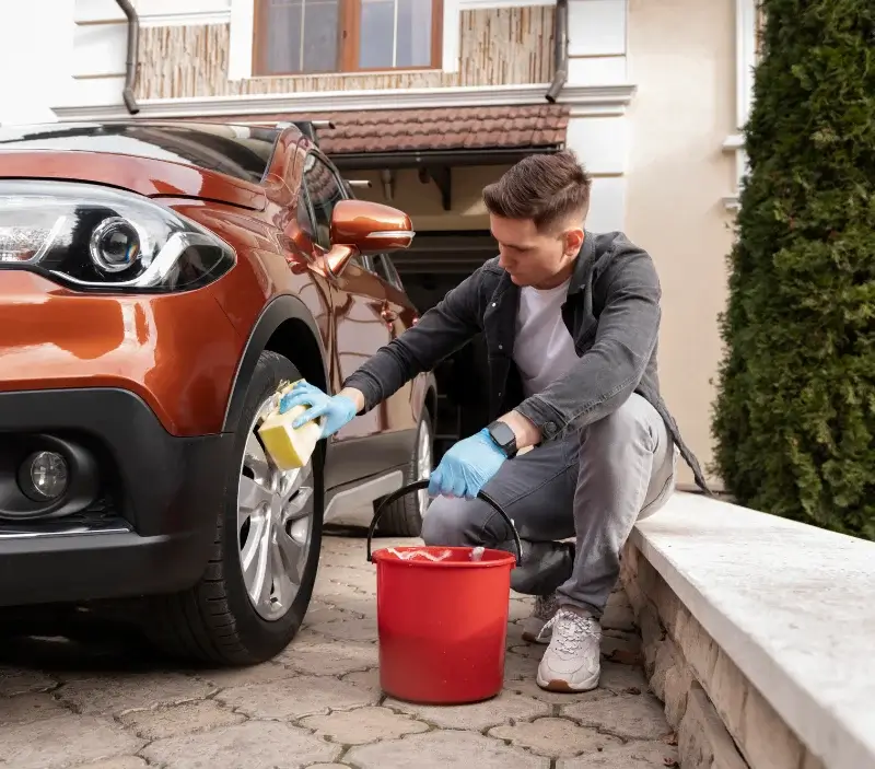 Lavage auto à domicile Saint-Didier-d'Aussiat : professionnel intervenant sur un véhicule